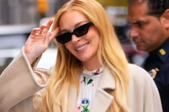 Lindsay Lohan encanta ao exibir look sofisticado