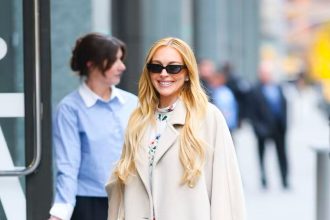 Lindsay Lohan encanta ao exibir look sofisticado