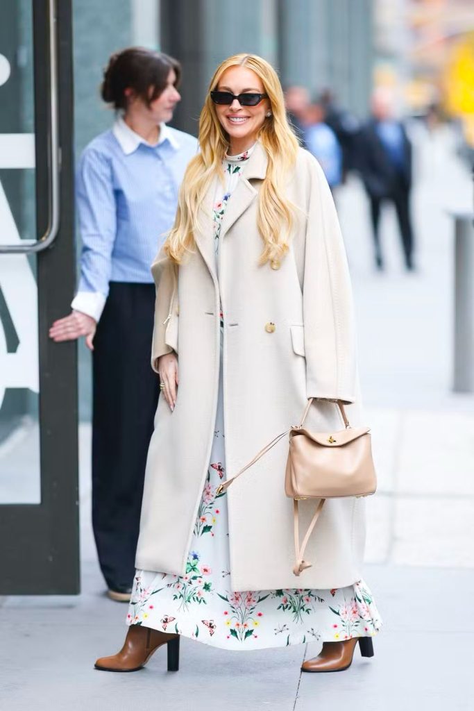 Lindsay Lohan encanta ao exibir look sofisticado
