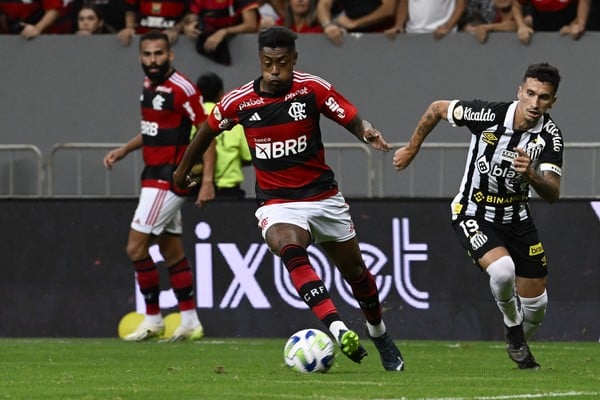 Bruno Henrique no jogo entre Flamengo e Santos em 2023 