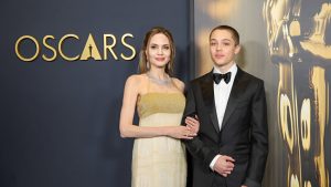 Brad Pitt se irrita com atitude de Angelina Jolie em relação ao filho caçula, afirma fontes