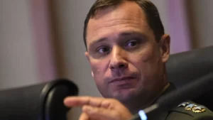 Mauro Cid diz que Bolsonaro pediu a emissão de um cartão de vacina falso para ele e para a filha