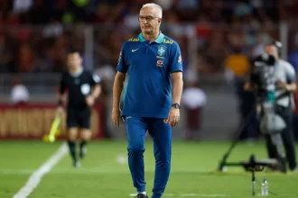 Dorival Júnior durante jogo do Brasil contra a Venezuela