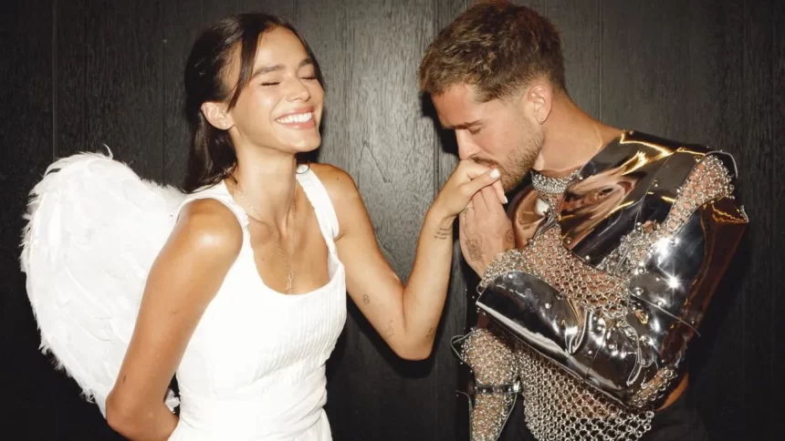 Bruna Marquezine e João Guilherme surgem fantasiados em momentos de puro romance