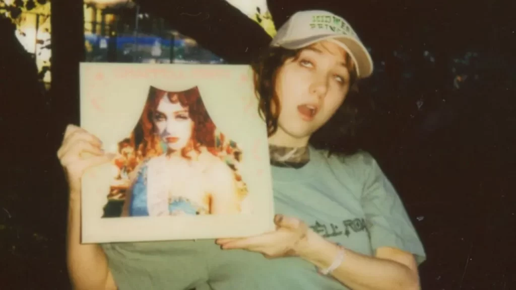 Chappell Roan comemora “Good Luck, Babe” com 1 bilhão de streams no Spotify