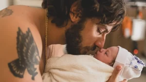 Chay Suede e Laura Neiva anunciam o nascimento de Ana