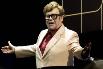 "Não consigo ver nada": Elton John fala sobre luta contra perda de visão