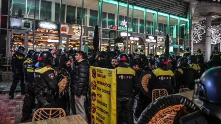 Forças policiais na tentativa de manter ordem durante manifestação