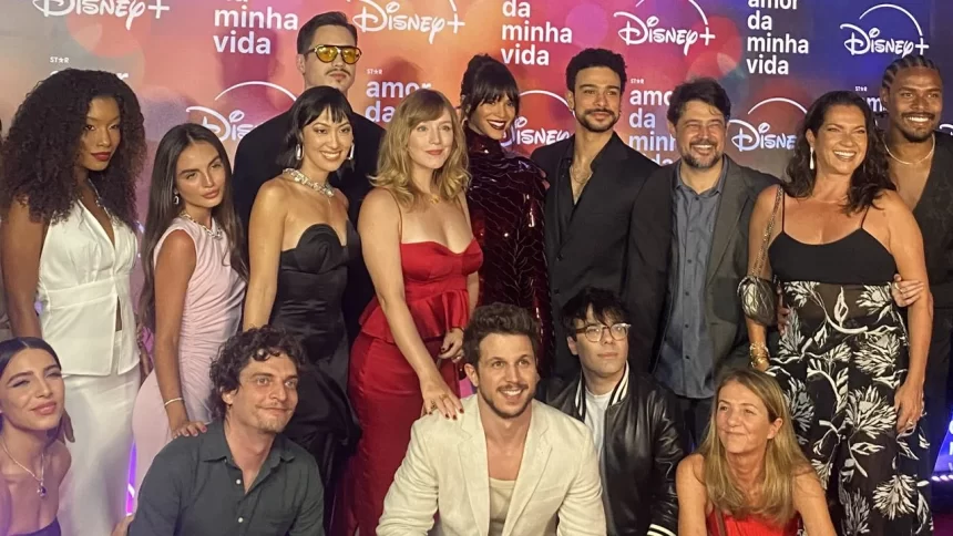 Elenco de "Amor da Minha Vida" se reúne em pré-estreia do novo seriado da 'Disney+'