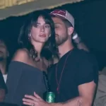 Bruna Marquezine e João Guilherme curtem show de Marina Sena aos beijos