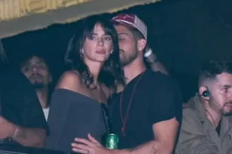 Bruna Marquezine e João Guilherme curtem show de Marina Sena aos beijos