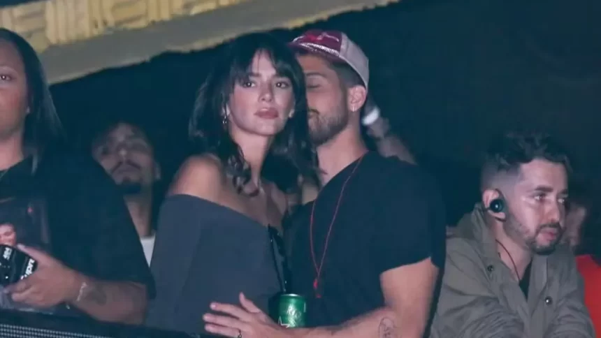 Bruna Marquezine e João Guilherme curtem show de Marina Sena aos beijos