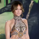 Jennifer Lopez rouba a cena em evento de Wicked com look glamuroso