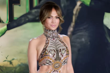 Jennifer Lopez rouba a cena em evento de Wicked com look glamuroso