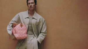 Louis Vuitton apresenta Callum Turner como seu novo embaixador