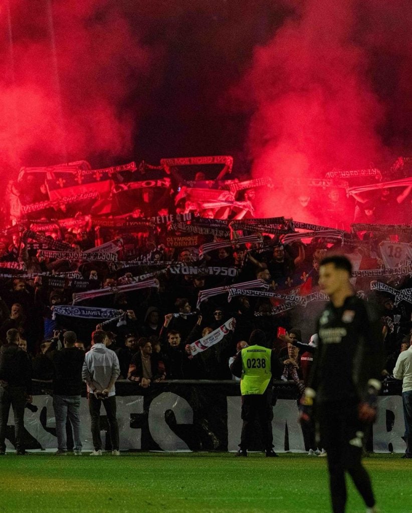 Torcida do Lyon durante partida contra o Saint-Étienne