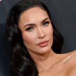 Megan Fox em um evento de estreia do filme do seu noivo