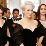 Anne Hathaway, Meryl Streep e Emily Blunt como Andrea Sachs, Miranda Priestly e Emily Charlton, respectivamente