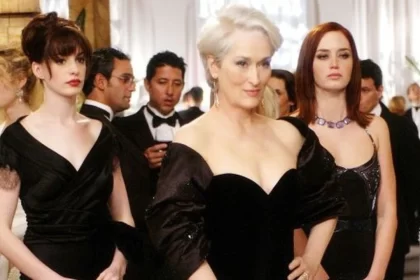 Anne Hathaway, Meryl Streep e Emily Blunt como Andrea Sachs, Miranda Priestly e Emily Charlton, respectivamente