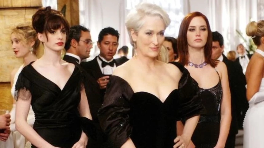 Anne Hathaway, Meryl Streep e Emily Blunt como Andrea Sachs, Miranda Priestly e Emily Charlton, respectivamente