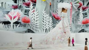 Exposição explora arquivos Vogue e a evolução dos desfiles de moda