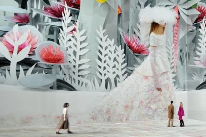 Foto Destaque: Exposição "Inventing the Runway" em Londres, retratando desfile primeveira verão da Chanel 2015 (reprodução/@vogue)