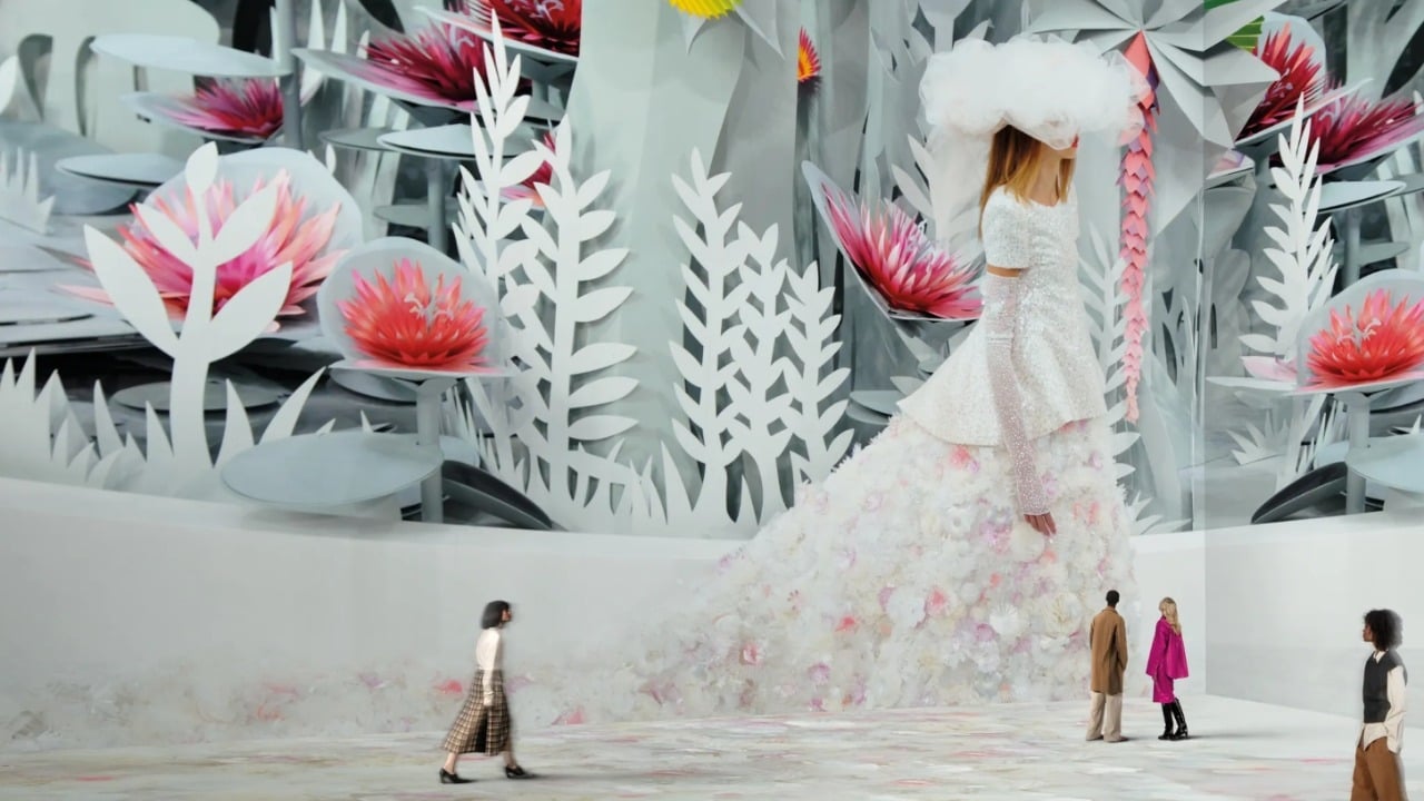 Foto Destaque: Exposição "Inventing the Runway" em Londres, retratando desfile primeveira verão da Chanel 2015 (reprodução/@vogue)