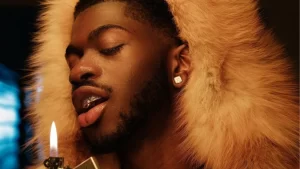Lil Nas X retorna a música com seu novo álbum, “Dreamboy”, e anuncia o single “Light Again”