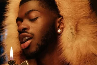 Lil Nas X retorna a música com seu novo álbum, "Dreamboy.", e anuncia o single "Light Again"