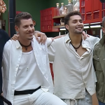 Os quatro finalistas de 'A Fazenda 16' posam lado a lado, sorrindo e demonstrando união na reta final do reality show