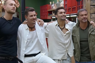 Os quatro finalistas de 'A Fazenda 16' posam lado a lado, sorrindo e demonstrando união na reta final do reality show