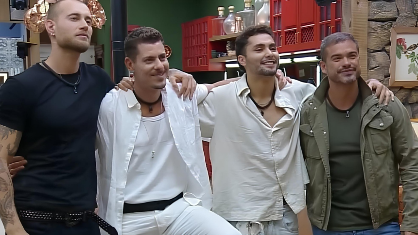 Os quatro finalistas de 'A Fazenda 16' posam lado a lado, sorrindo e demonstrando união na reta final do reality show