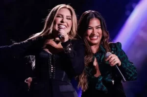 Manu Bahtidão sobe sozinha para receber prêmio no multishow