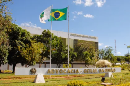 Foto exibindo a faixada do prédio da Advocacia-Geral da União em plena luz do dia ensolarado