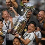 Jogadores e comissão técnica do Botafogo levantando a taça da Libertadores 2024