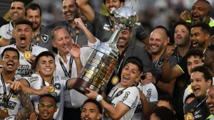 Botafogo enfrenta Inter com grandes chances de título
