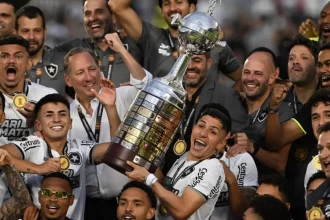 Jogadores e comissão técnica do Botafogo levantando a taça da Libertadores 2024