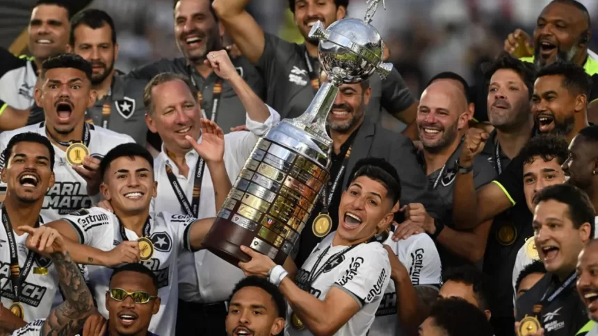 Jogadores e comissão técnica do Botafogo levantando a taça da Libertadores 2024