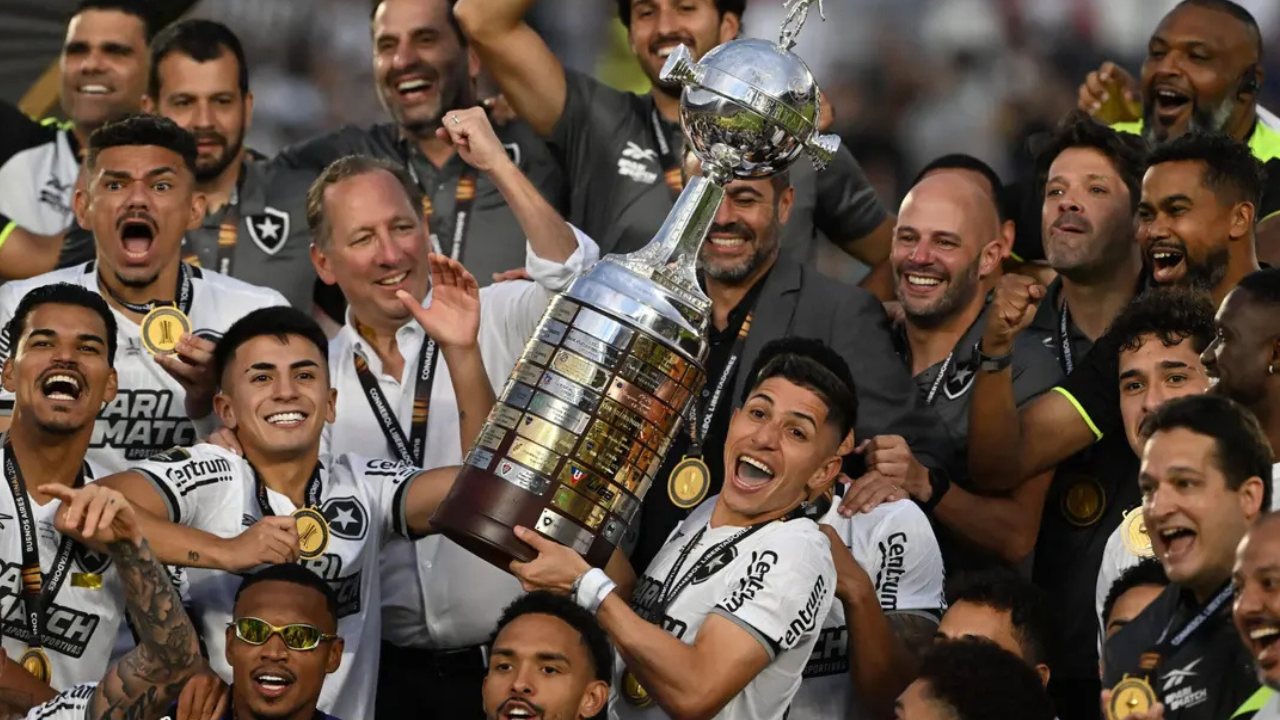 Jogadores e comissão técnica do Botafogo levantando a taça da Libertadores 2024