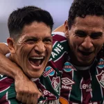 German Cano e Paulo Henrique Ganso se abraçam durante comemoração de gol pelo Fluminense