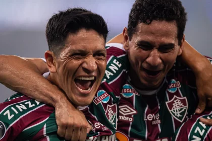 German Cano e Paulo Henrique Ganso se abraçam durante comemoração de gol pelo Fluminense