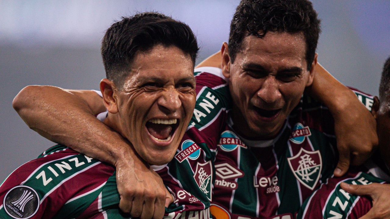 German Cano e Paulo Henrique Ganso se abraçam durante comemoração de gol pelo Fluminense