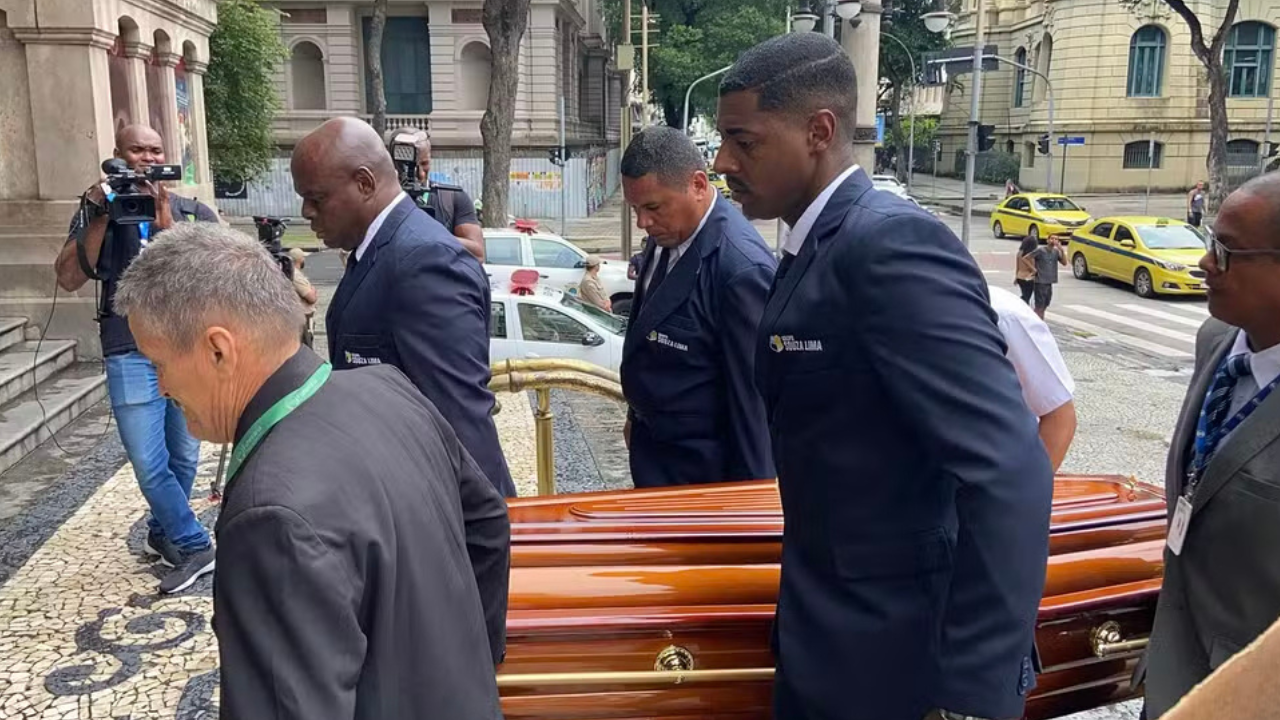 5 seguranças carregando caixão com o corpo de Ney Latorraca, em direção ao Theatro Municipal