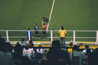 Foto destaque: Campo de futebol (Reprodução/Maurício Mascaro)