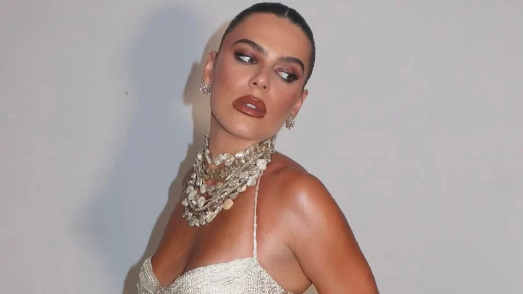 Mariana Goldfarb usa vestido de crochê com tendência sereia em evento