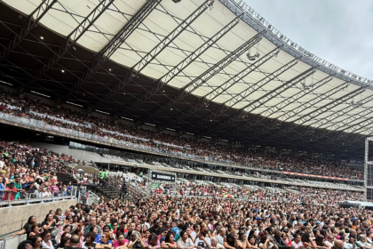 Foto destaque: multidão no estádio (reprodução/divulgação)