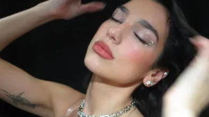 Inspiração para o ano novo, Dua Lipa lança tendência para festas de fim de ano