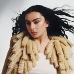 Charli XCX em sessão fotográfica de sua capa para Variety