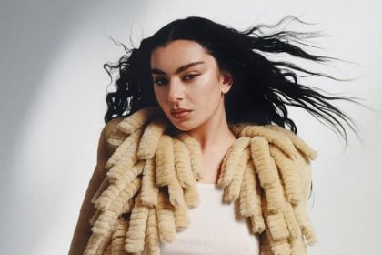 Charli XCX em sessão fotográfica de sua capa para Variety