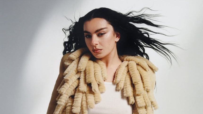 Charli XCX em sessão fotográfica de sua capa para Variety